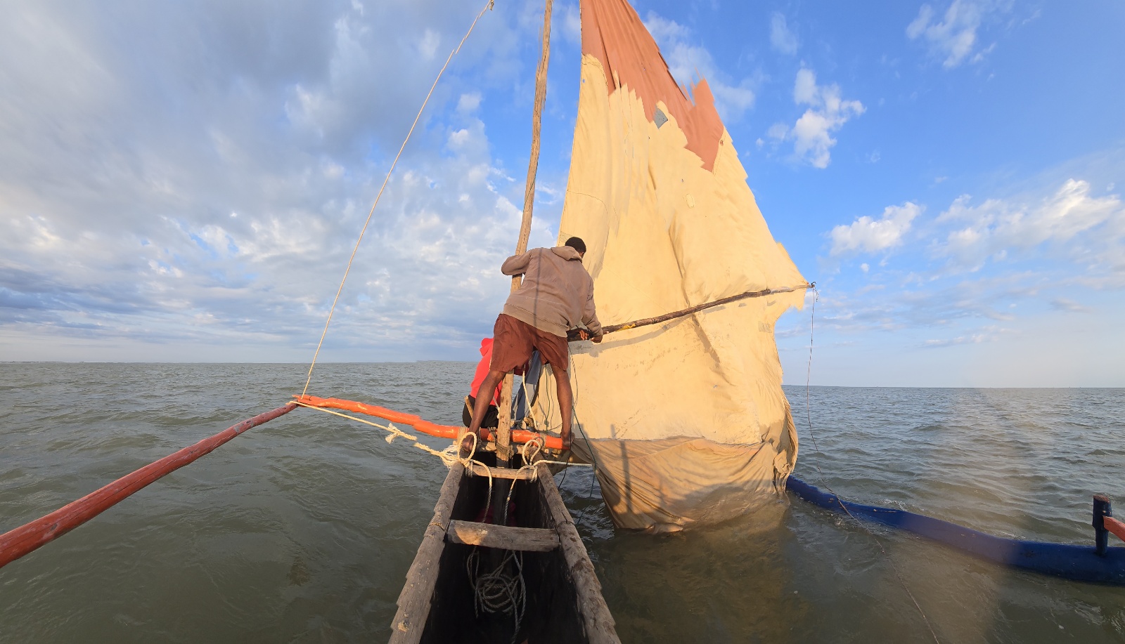 Pirogue à voile sur la côte ouest